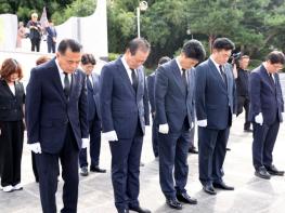 충북도의회 제80주년 광복절 맞아 순국선열 참배 기사 이미지